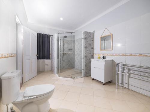 Bilik mandi di Beautiful mountain view villa 4BR