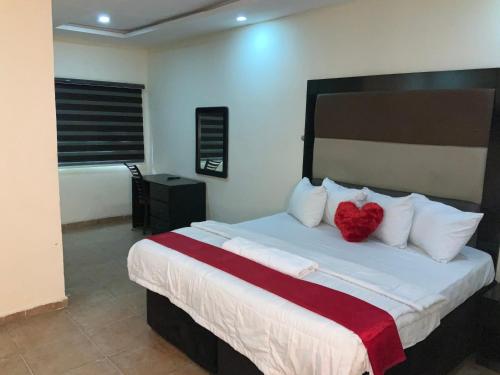 Cama o camas de una habitación en SENATOR'S SUITES and TOWERS HOTEL
