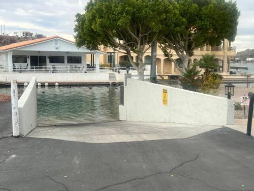 Piscina en o cerca de The Gentleman