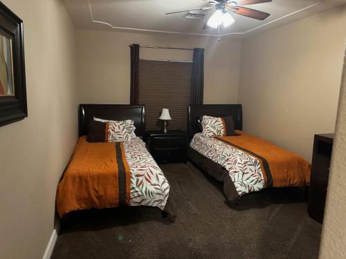 Un dormitorio con dos camas y un ventilador de techo. en The Moonlight Express, en Parker