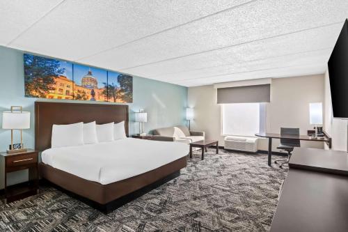 Postel nebo postele na pokoji v ubytování Best Western Atlanta Cumberland Galleria Hotel