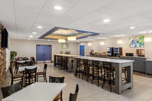 a restaurant with tables and chairs and a cafeteria at Best Western Atlanta Cumberland Galleria Hotel in Atlanta