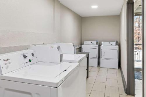 a laundry room with white washing machines and appliances at Best Western Atlanta Cumberland Galleria Hotel in Atlanta