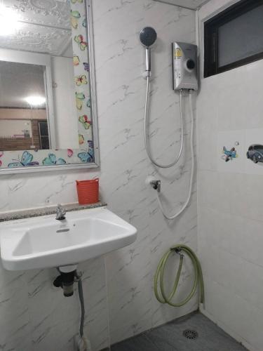 Ένα μπάνιο στο Sweet Rooms WATCHARAPHOL