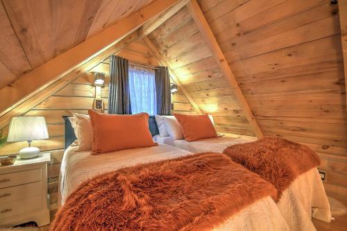 Postel nebo postele na pokoji v ubytování Couples luxury getaway in the smokey mountains with hot tub and pet friendly