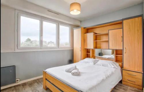 Ένα ή περισσότερα κρεβάτια σε δωμάτιο στο COZY beautiful seaside apartment
