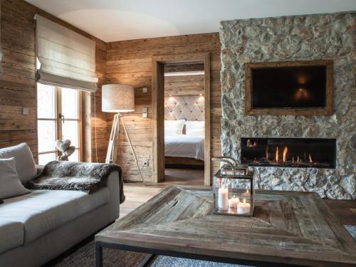 un salon avec un canapé et une cheminée dans l'établissement Chalet-Apartment Alpenrose am Lift, à Kirchberg in Tirol