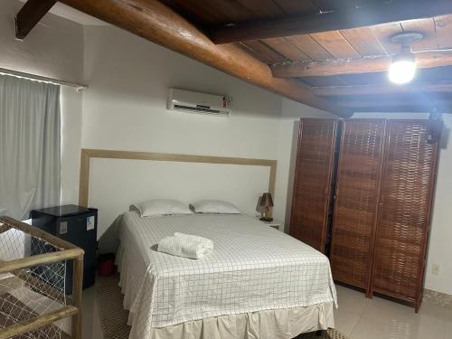 Katil atau katil-katil dalam bilik di apartamento luxo vila da praia do forte com mezanino