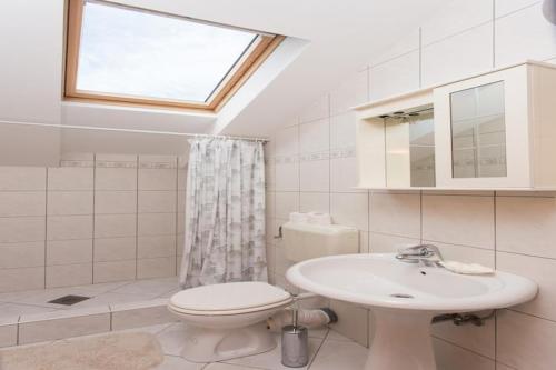 Koupelna v ubytování Apartments Villa Maslina - Two Bedroom Apartment with Terrace and Garden View