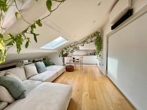 Bright penthouse attic in the heart of Milan