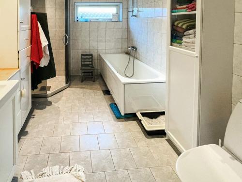 Ένα μπάνιο στο 4 star holiday home in STENUNGSUND