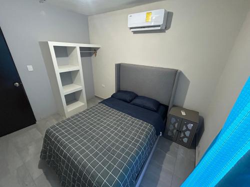 ein kleines Schlafzimmer mit einem Bett und einer Klimaanlage in der Unterkunft Casa Punta del Este Paraiso Tabasco in Paraíso