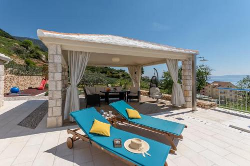 Family friendly house with a swimming pool Bol, Brac - 23809