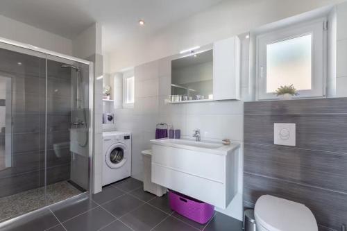 Bilik mandi di Family friendly house with a swimming pool Bol, Brac - 23809