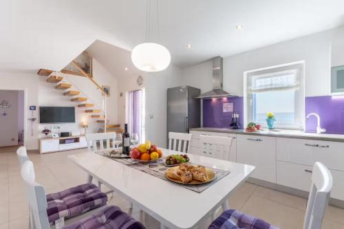 Family friendly house with a swimming pool Bol, Brac - 23809