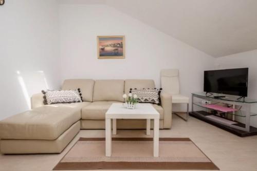 Apartments with parking space Barbat, Rab - 23817