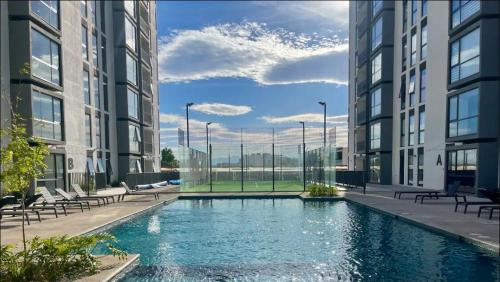 Kolam renang di atau dekat dengan Modern and equipped apartment
