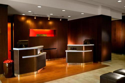 a lobby with a bar with brown walls and wood floors at Courtyard by Marriott Nashville Goodlettsville in Goodlettsville