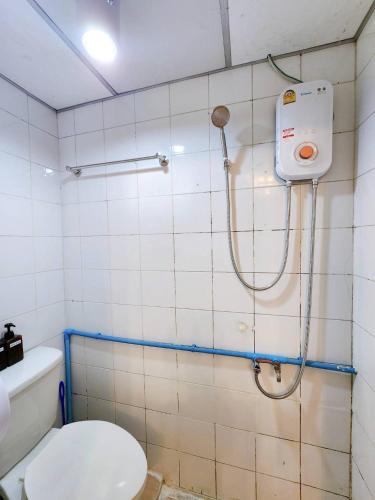 Bilik mandi di 202-STP Homely room Free Wi-Fi and Near BTS