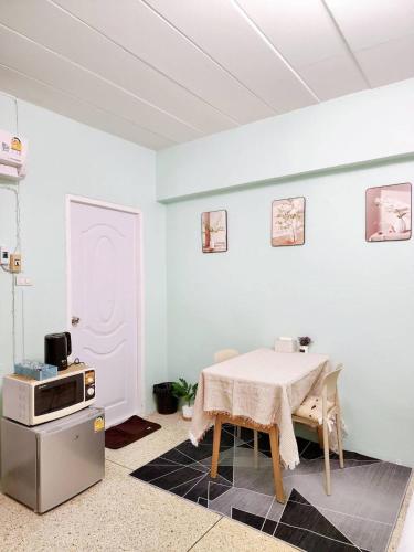 a dining room with a table and a microwave at 202-STP Homely room Free Wi-Fi and Near BTS in Sathani Bang Khen