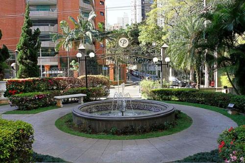 圣保罗Flat Aconchegante nos Jardins的城市公园里的喷泉