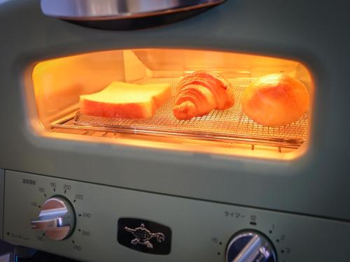 een broodroosteroven met kaas en gebak erin bij APA Hotel Hakodate Ekimae in Hakodate