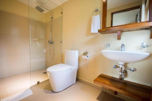 Bilik mandi di Amor Family Suite near the Pool