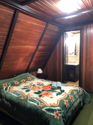 Ένα ή περισσότερα κρεβάτια σε δωμάτιο στο Chalé Nardi