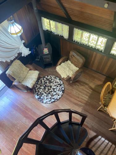 an overhead view of a living room with chairs and a table at Chalé Nardi in Canela