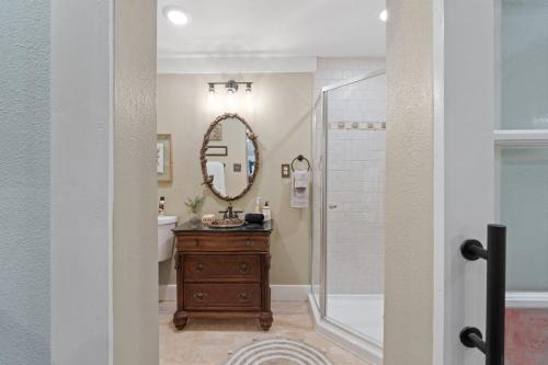 een badkamer met een wastafel en een spiegel bij Relaxing Retreat Pool, Spa, Art Studio, Breakfast in Chipley