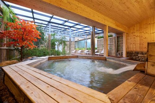 Bazén v ubytování Osaek Greenyard Hotel nebo v jeho okolí
