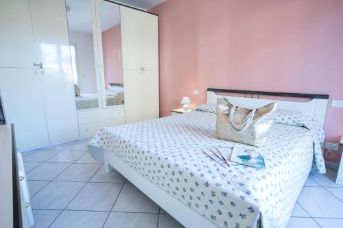 Un pat sau paturi într-o cameră la Orchidea Pineto Vacanza