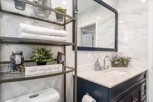 Un baño de Modern 3 Bed Apt Parking W D