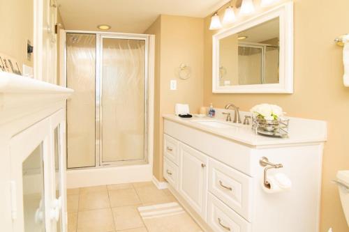 un bagno con lavandino e doccia di Rare View Premium Oceanfront 4 BR a Myrtle Beach