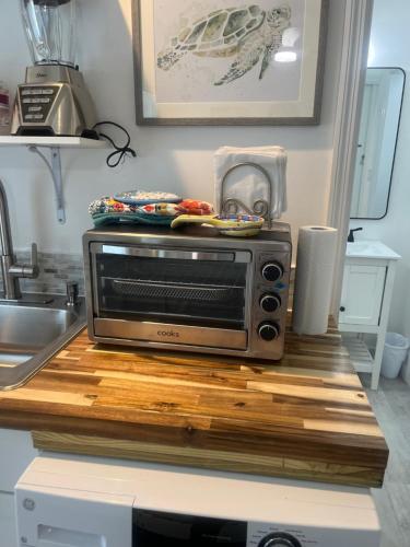 a microwave sitting on top of a counter in a kitchen at Studio Near Beach in Largo
