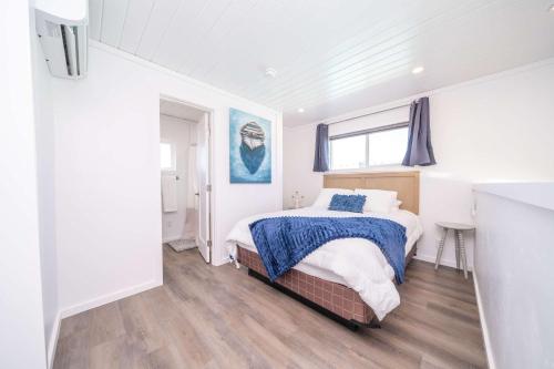 En eller flere senge i et værelse på Motorboat Inn at Road Runner Resort