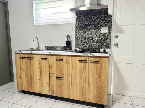 Dapur atau dapur kecil di 5 minutes to Eagle beach Cozy Private 1BR with pool