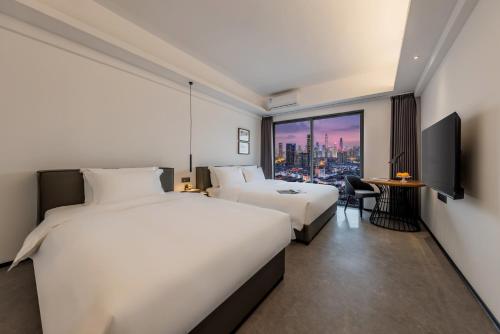 Postel nebo postele na pokoji v ubytování 枫雨酒店公寓华强北店-Fengyu Hotel Apartment Shenzhen Huaqiang North Subway Station Branch