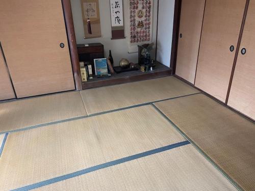 an empty room with two doors and a room with at 古民家一棟貸しシモツイベース in Kurashiki