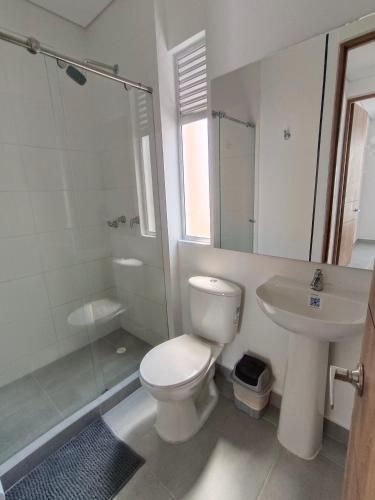a bathroom with a toilet and a sink and a shower at Espectacular casa, piscina privada- Ricaurte in Ricaurte