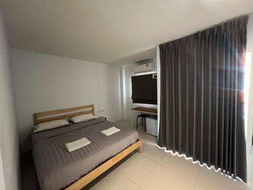 Ένα ή περισσότερα κρεβάτια σε δωμάτιο στο Pattaya inn hotel