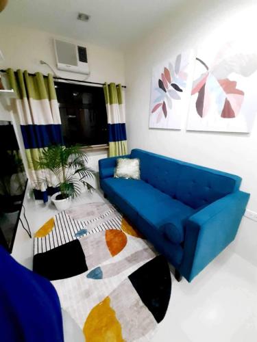 Ruang duduk di Cebu Midpoint Residences Free Netflix and Pool Access