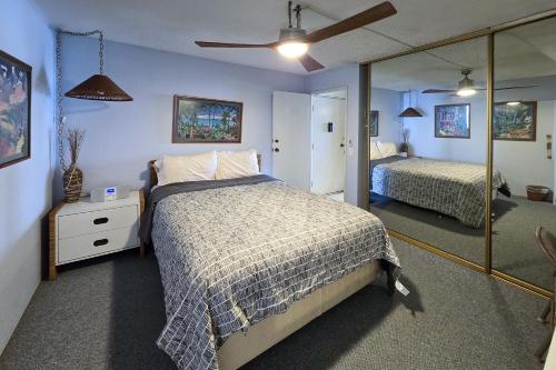 En eller flere senge i et værelse på Maalaea Banyans 204