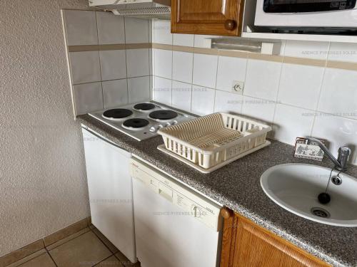 Il comprend une cuisine équipée d'un évier et d'une cuisinière. dans l'établissement Appartement T4 tout équipé - 6 couchages - Les Angles - FR-1-295-164, aux Angles