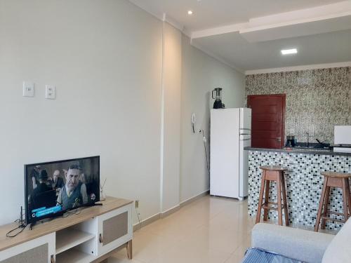 ein Wohnzimmer mit einem Flachbildfernseher auf einem Tisch in der Unterkunft Residencial Reis - Cozy and Comfortable Apto in Boa Vista