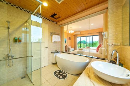Un baño con bañera, ducha y lavabo. en Chamuel Villa, en Yilan City