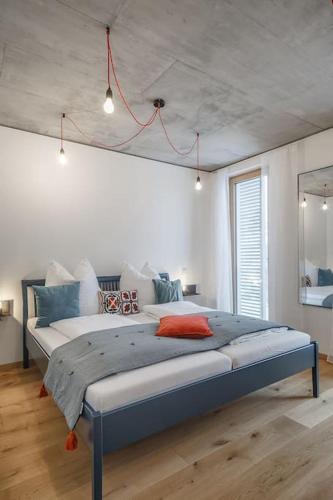 a bedroom with two beds in a room at Wohnen in der Villa Kunterbunt nahe der 5-Seen-Landschaft in Puchheim
