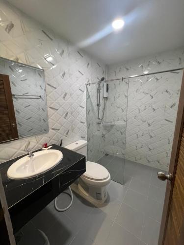 a bathroom with a sink and a toilet and a shower at Pattaya inn hotel in Pattaya South