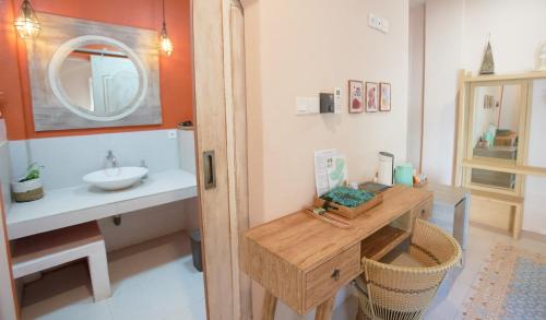 a bathroom with a sink and a vanity with a mirror at ISLA INDAH RETREAT boutique hotel in Nusa Lembongan