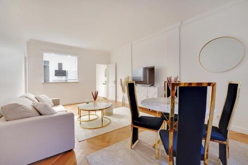 un salon avec une table et un canapé dans l'établissement Prestigieux 2 Pièces Champs-Élysées George V, à Paris